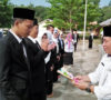 Hardiknas, Guru SMA I Sanga Desa Diberi Bunga