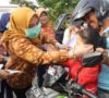 Kurangi Dampak Asap, Ketua TP PKK Bagikan Masker Gratis