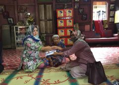 Istri PWI Sumsel Anisatul Mardiah Firdaus saat menyerahkan bantuan.