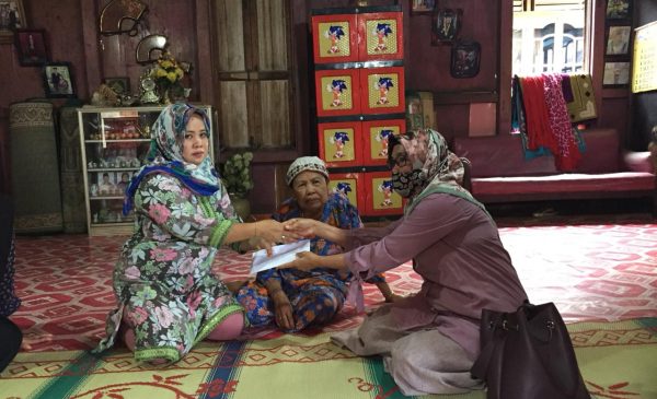 Istri PWI Sumsel Anisatul Mardiah Firdaus saat menyerahkan bantuan.