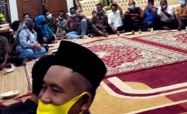 Suwarti saat memberikan arahan kepada tim sukses.