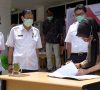 Anggota DPR RI Berikan Bantuan APD dan Kotak Sampah