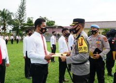 Kapolres Prabumulih berikan sertifikat penghargaan.