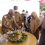 Bupati Asahan saat memotong nasi tumpeng.