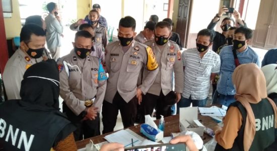 BNN saat melakukan tes urine.