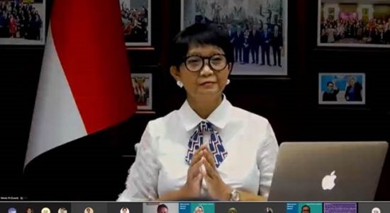 Menteri Luar Negeri RI Retno Marsudi memberikan kata sambutan dalam acara daring perayaan Hari Perempuan Internasional 2021 yang diselenggarakan oleh Cargill Indonesia pada 8 Maret 2021