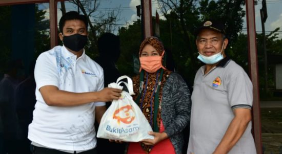 Ketua PWI Muaraenim saat membagikan sembako.