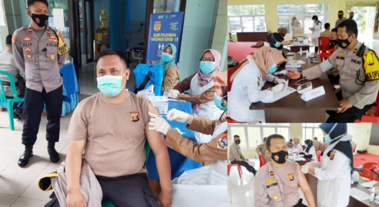 Anggota Polres saat suntik vaksin.