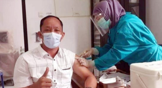 Anggota DPRD Pagaralam suntik vaksin.