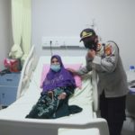 Kapolres Empat Lawang saat membesuk Nenek Rusmiati.