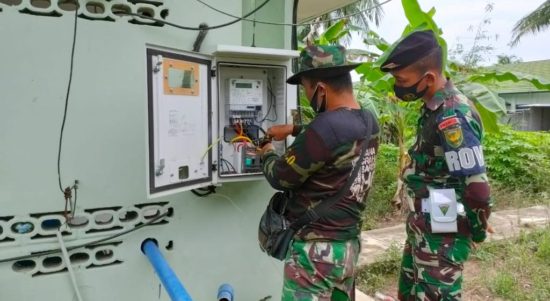 Anggota Yonkav 5/DPC lakukan pengecekan instalasi listrik.