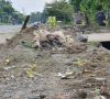 Selesai Dikerjakan, Sisa Galian Material Proyek Dibiarkan Menumpuk di Badan Jalan