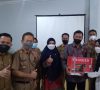 Dorong Semangat Wirausaha Baru, TP PKK OKUT Salurkan Bantuan Alat Jahit dan Obras