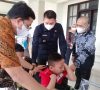 Bupati OI Serahkan Alat Bantu Berjalan Kepada Anak Penderita Disabilitas