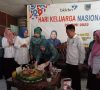 Peringati Hari Keluargs Nasional Ke 29, Ketu TP PKK Potong Tumpeng