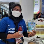 Yeni Lusmita saat memperlihatkan jenis olahan herbal saat di pameran UMKM di PIM, Sabtu (6/8/2022).