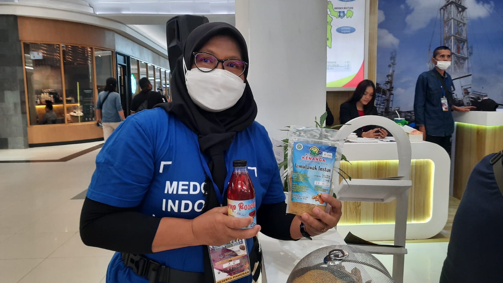 Yeni Lusmita saat memperlihatkan jenis olahan herbal saat di pameran UMKM di PIM, Sabtu (6/8/2022).