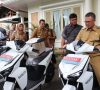 Walikota Serahkan 12 Sepeda Motor Listrik