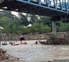 Wisata Arum Jeram Sambil Bersih Sampah Disaluran Sungai Lematang