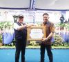 Bupati OKUT Terima Penghargaan di Bidang Pertanian