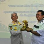 H. Iskandar Dinobatkan sebagai Bupati Peduli Petani Sawit