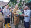 Tinjau Lokasi Banjir, PJ Walikota Prabumulih Bagikan Bantuan