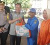 Pembagian Sembako, Meringankan Beban Masyarakat Kurang Mampu
