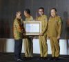 Jadi Kabupaten Terbaik Ke-2 di Sumsel, OKU Timur Terima Penghargaan