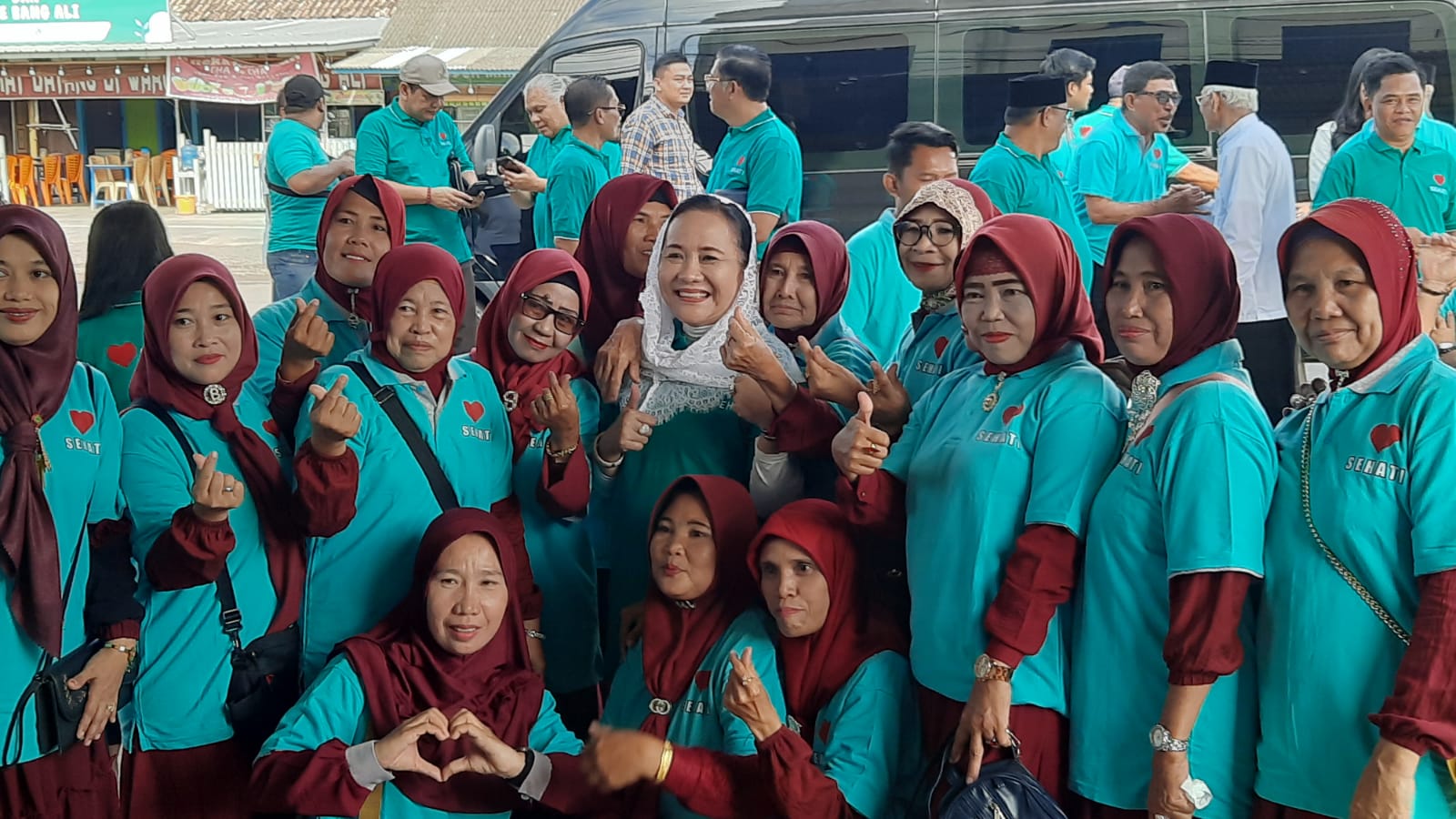Bakal calon Bupati Musi Banyuasin Hj Lucianty saat berfoto dengan ibu-ibu.