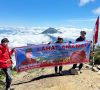 Untuk Lahat Amanah, TAL Bentangkan Spanduk Yulius Maulana di Puncak Gunung Sumbing Jawa Tengah
