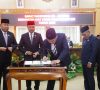 DPRD OKU Timur Tetapkan dan Sahkan Raperda Tentanng Pertanggungjawaban APBD 2023 Menjadi Perda