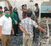 LAHAT BERDUKA, PKB DAN BANSER BERIKAN BANTUAN SERTA TURUT BERSIHKAN PUING PUING SISA KEBAKARAN