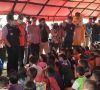 CIK UJANG DAMPINGI HERMAN DERU HIBUR ANAK ANAK KORBAN BENCANA