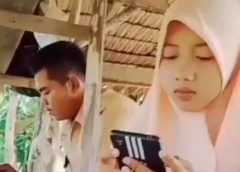 Gadis Jalur saat belajar di gubuk.