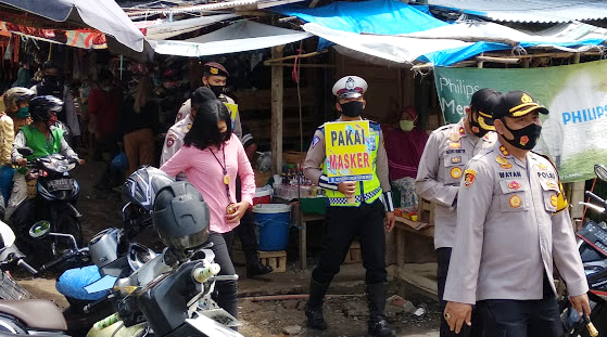 Polres Prabumulih sosialisasi pakai masker di Pasar Inpres.