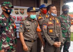 Tim Satgas saat menerapkan prokes.