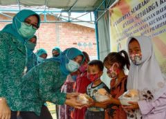 Ketua PKK Prabumulih saat memberikan bantuan makanan.