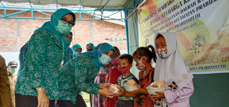 Ketua PKK Prabumulih saat memberikan bantuan makanan.