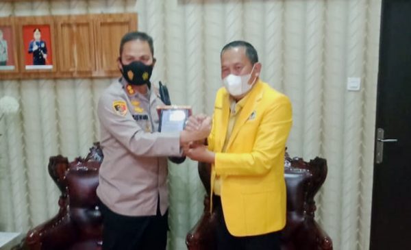 Ketua DPD 2 Golkar Prabumulih Syamdakir Prabumulih saat bersama Kapolres Prabumulih.