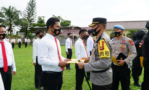 Kapolres Prabumulih berikan sertifikat penghargaan.