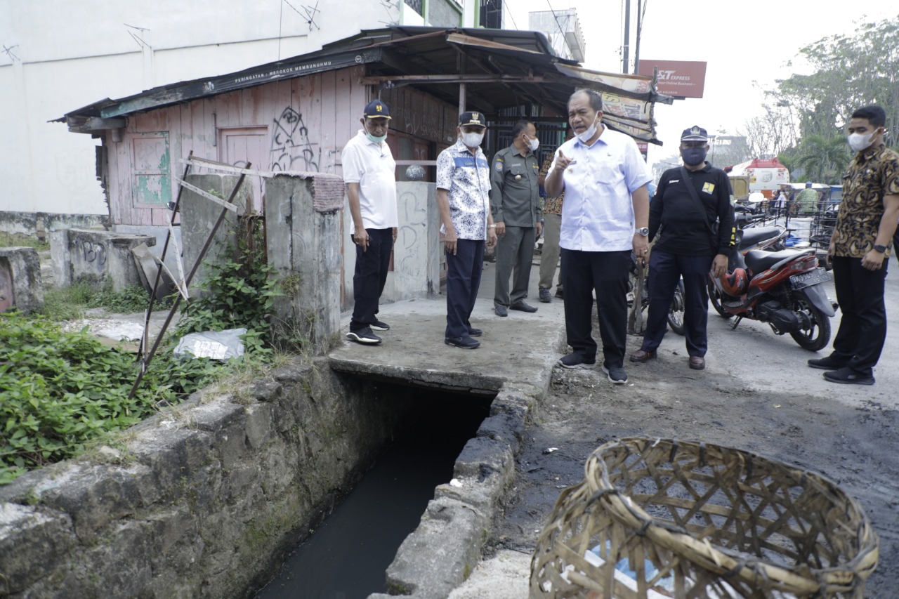 Bupati dan Wakil Bupati Asahan saat meninjau infrastruktur.