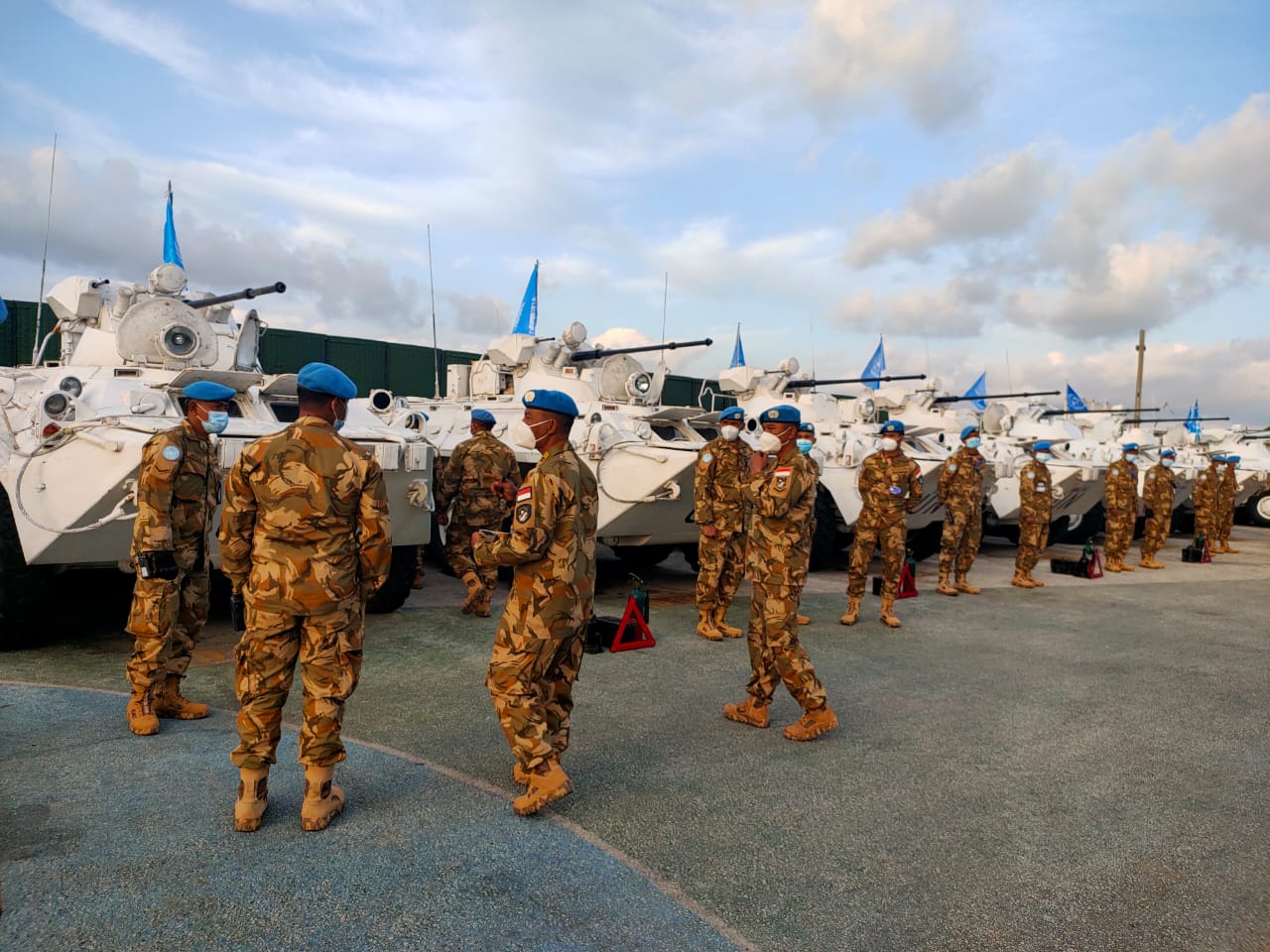 Prajurit TNI mengecek kesiapan kendaraan perang.