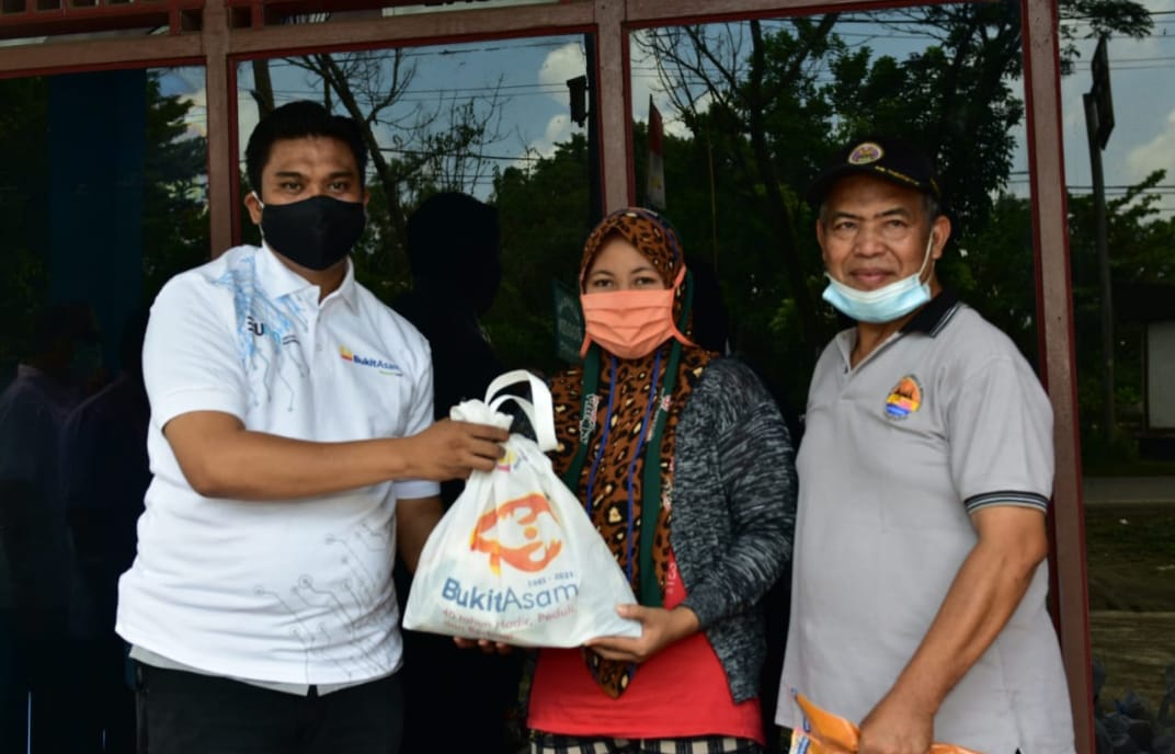 Ketua PWI Muaraenim saat membagikan sembako.