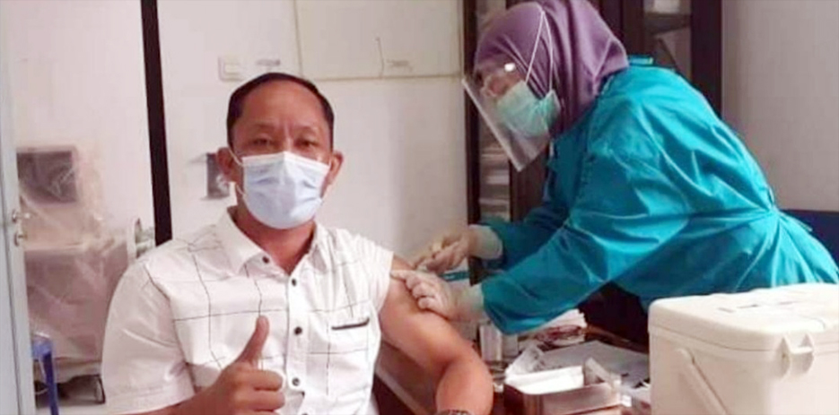 Anggota DPRD Pagaralam suntik vaksin.