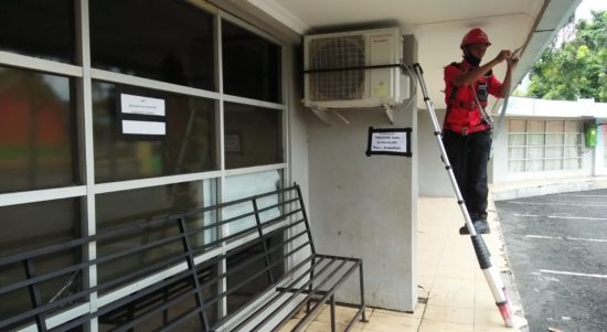 Teknisi saat membenari Wifi gratis di Prabujaya.