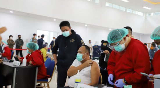 Wartawan saat disuntik vaksin.