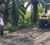 Penambang Pasir Perbaiki Akses Jalan Rusak