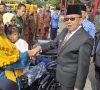 Dinsos Bagikan Kursi Roda