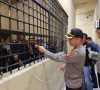 Polres Berikan Buku Tuntunan Agama dan Surat Yasin