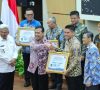 Bupati Ogan Ilir Terima Penghargaan predikat kepatuhan standard pelayanan publik tahun 2022, Dinas PTSP Raih Nilai Tertinggi